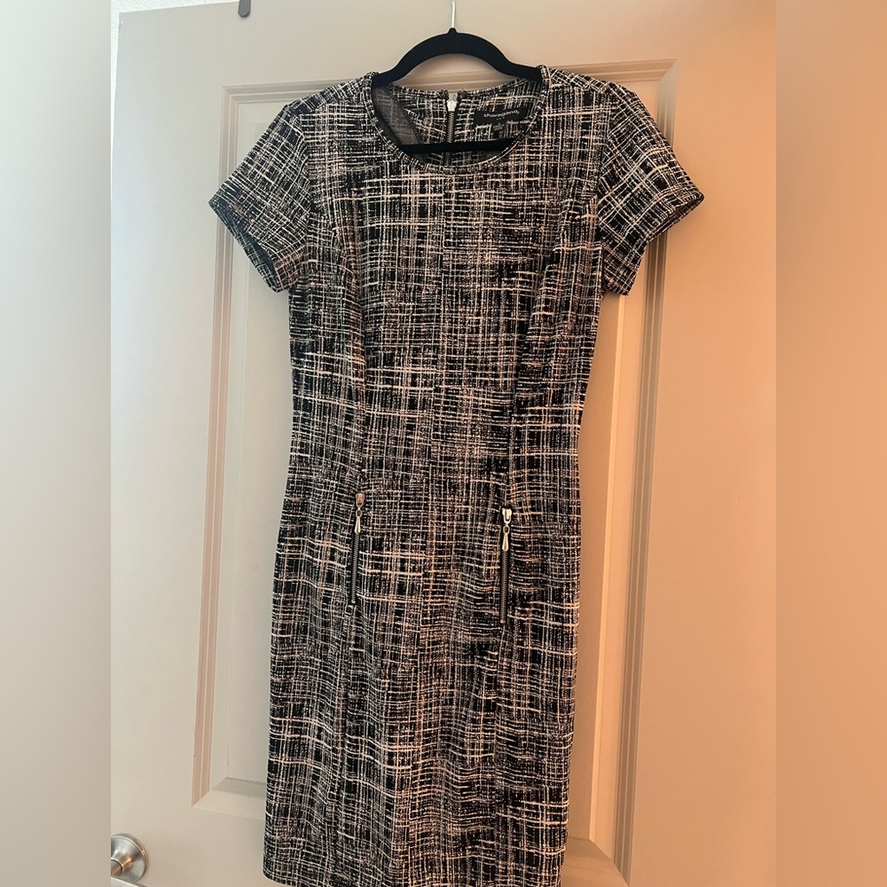 Black and white size for dress very flattering on